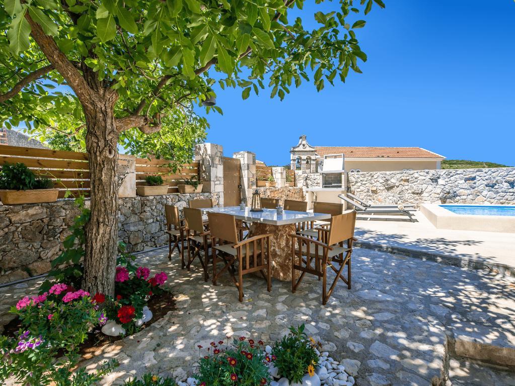 Villa Callisto- Elegant Restored Villa With Pool Yírion Exteriör bild